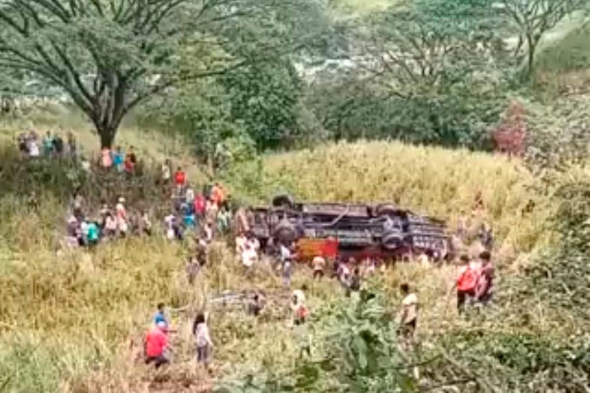 Dos muertos y más de 30 heridos tras choque entre un bus y una camioneta