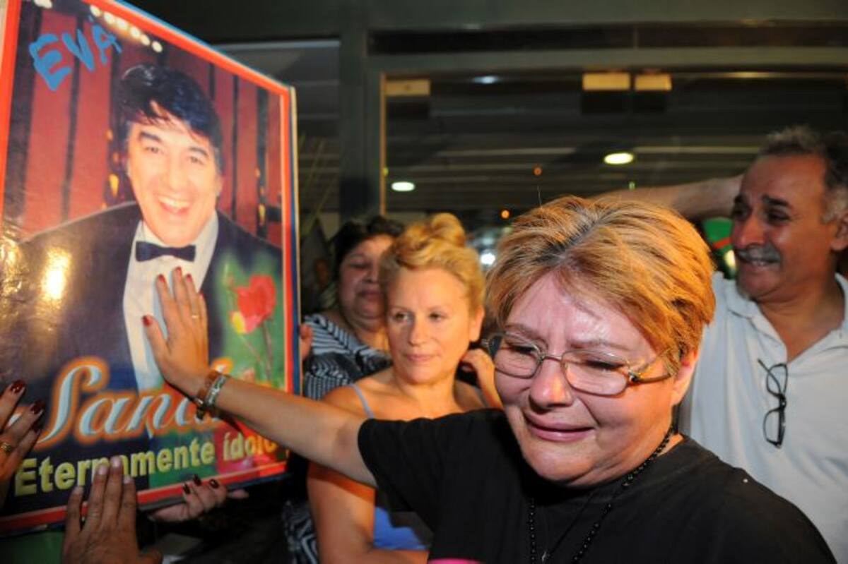 El cuerpo del popular cantante, conocido como el "Elvis Presley argentino", fue exhumado este lunes para extraerle muestras genéticas. AP