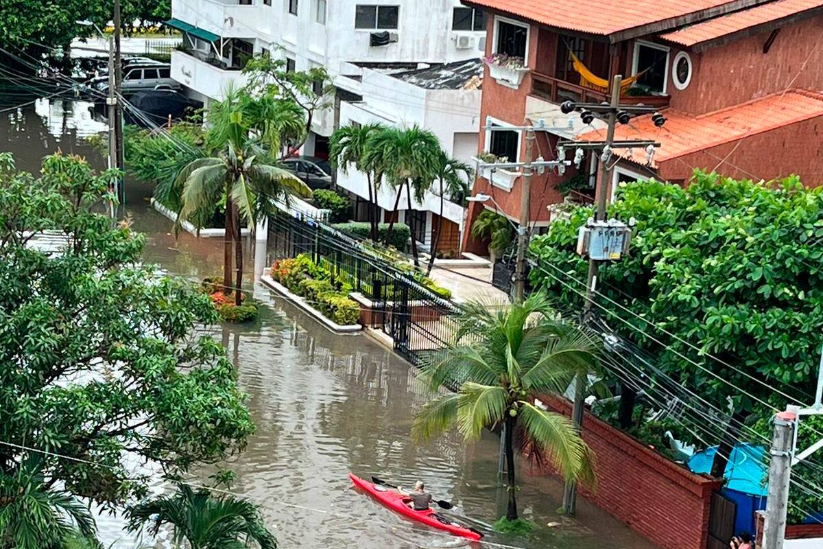 Transporte en kayak y calles inundadas: lo que dejaron las lluvias en Cartagena