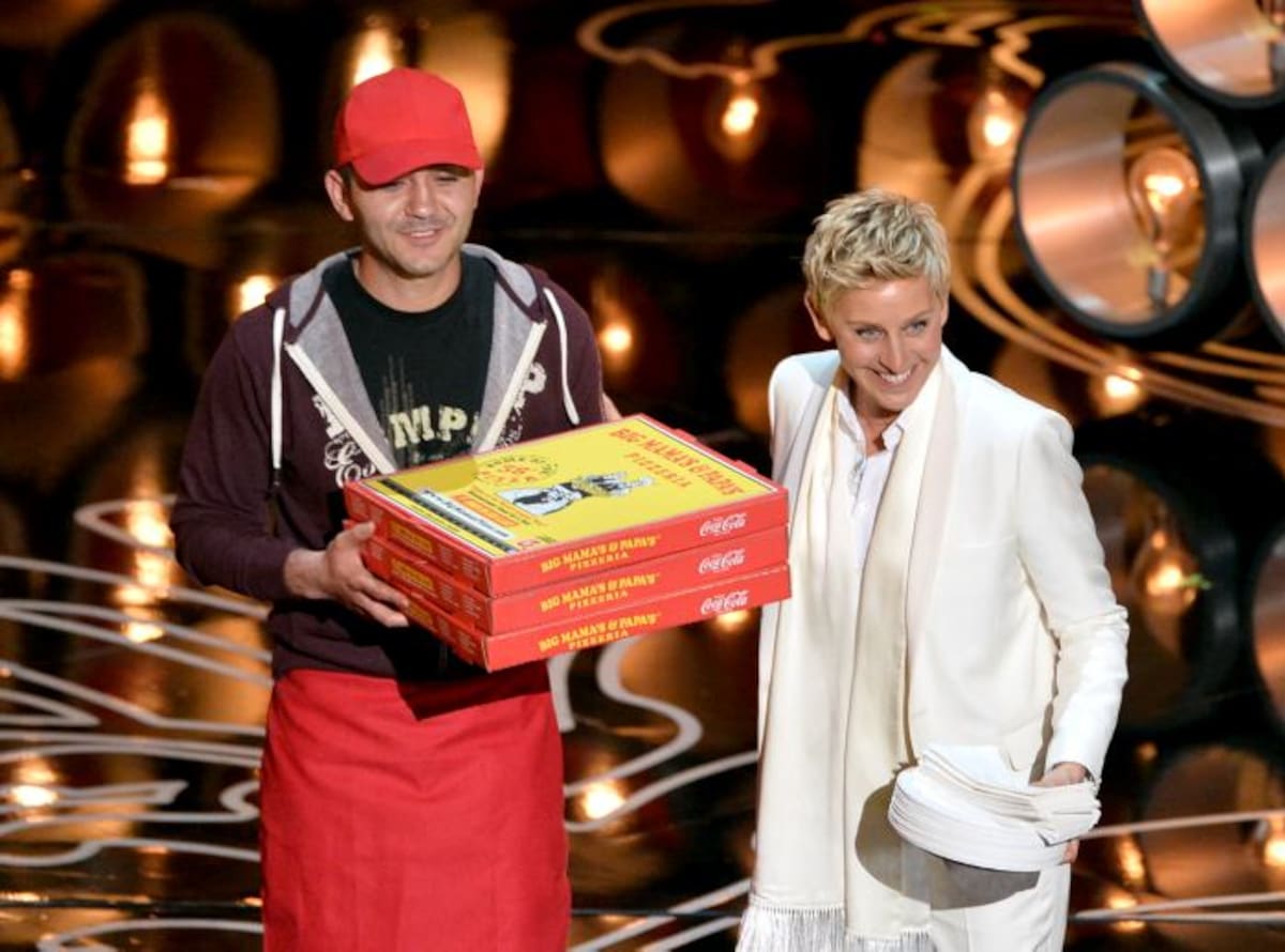 Este fue el momento en que Edgar Martirosyan llegó con las pizzas a la gala de los Oscar. AFP