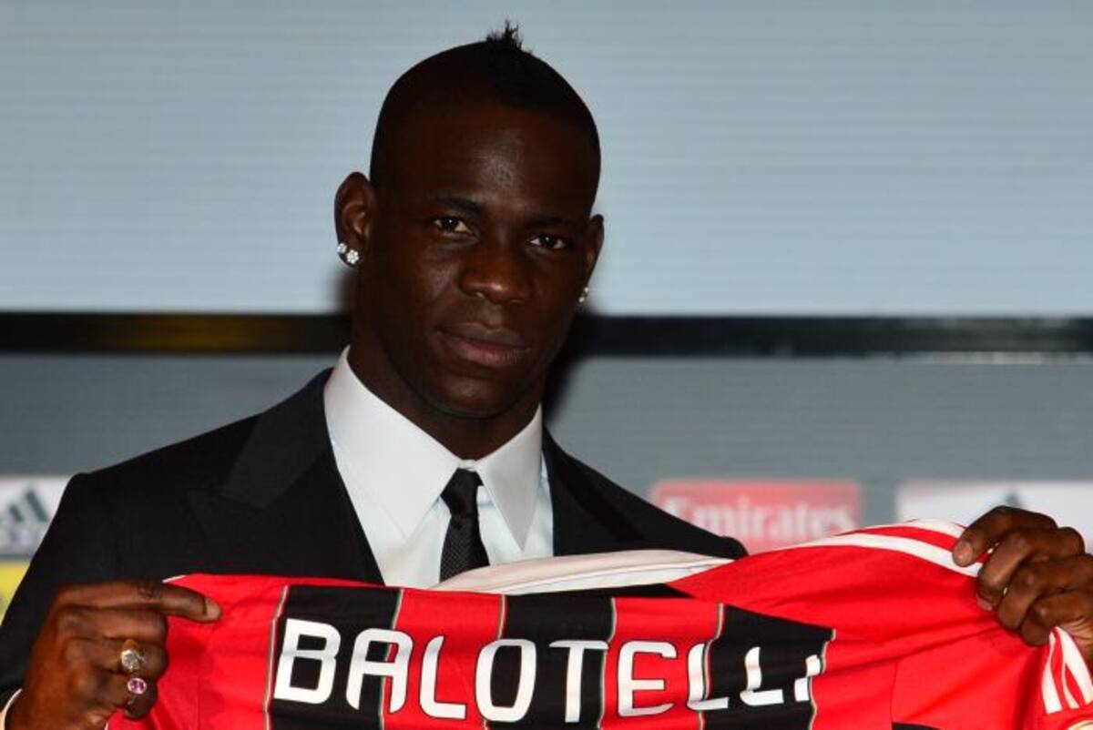 El delantero italiano Mario Balotelli no va a echar nada de menos de Inglaterra, donde jugaba desde 2010 en el Manchester City, con la única excepción de su fútbol, dijo este viernes en su país, en la presentación oficial como nuevo jugador del AC Milan. AFP GIUSEPPE CACACE