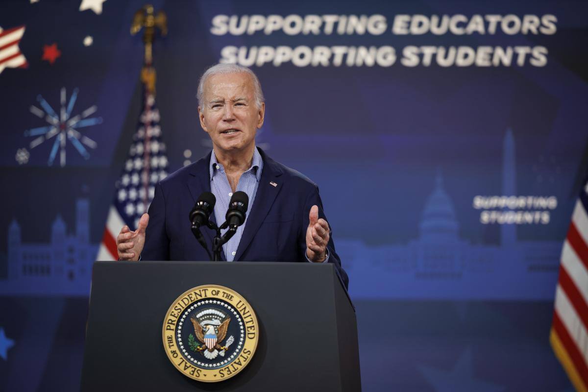 Video: Biden se queda dormido en encuentro con víctimas de Hawái