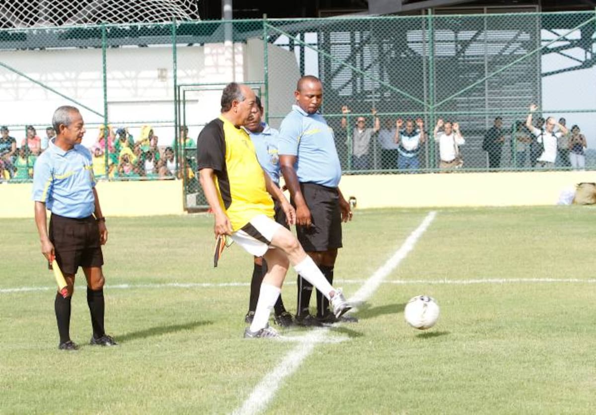 El rector de la U de C, Germán Sierra hizo el saque oficial del encuentro deportivo. JULIO CASTAÑO - EL UNIVERSAL