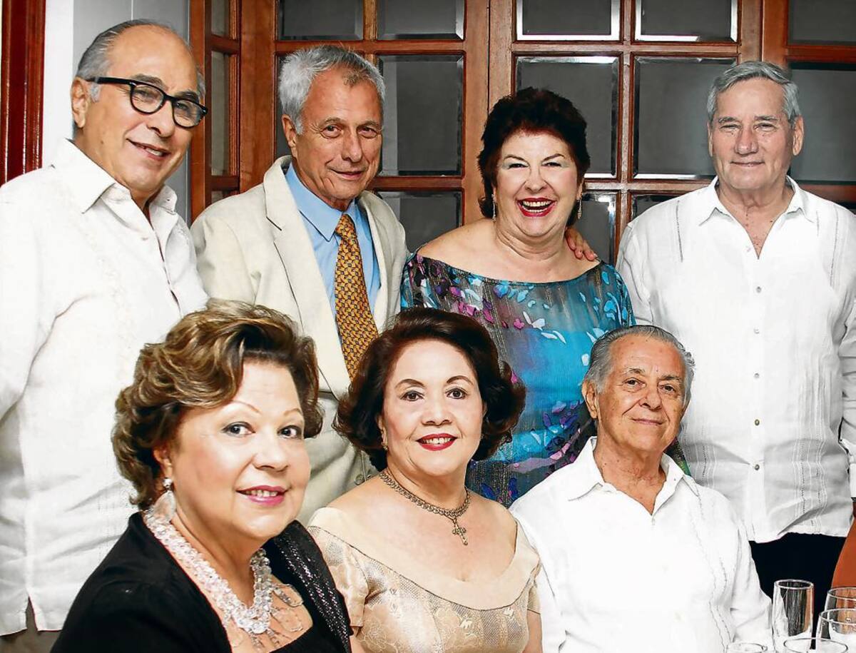 De pie: Carlos Del Castillo, Roberto Serrano, Raquel Ochoa de Serrano y César Perdomo; sentados: Edith de Del Castillo, Leonor de Giraldo y Fabio Giraldo.