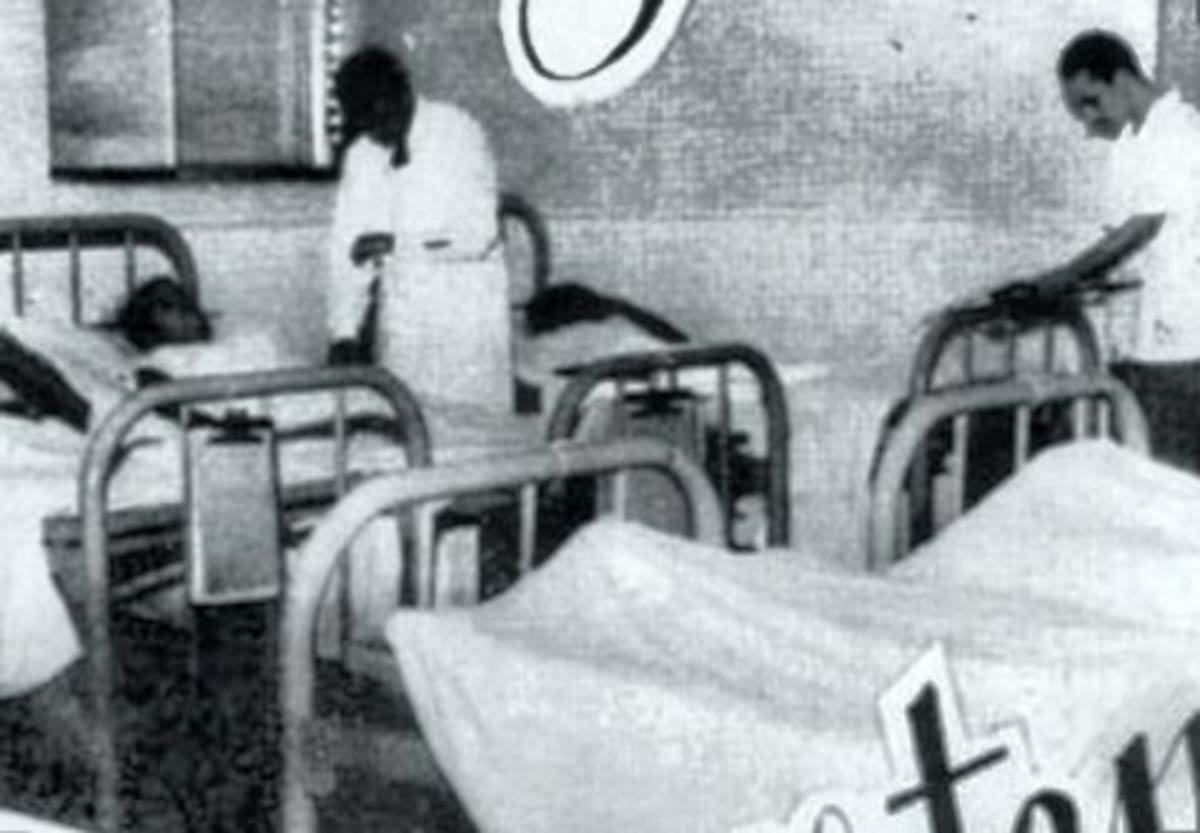 Médicos examinado pacientes en la sala de mujeres del Hospital Santa Clara en 1910.