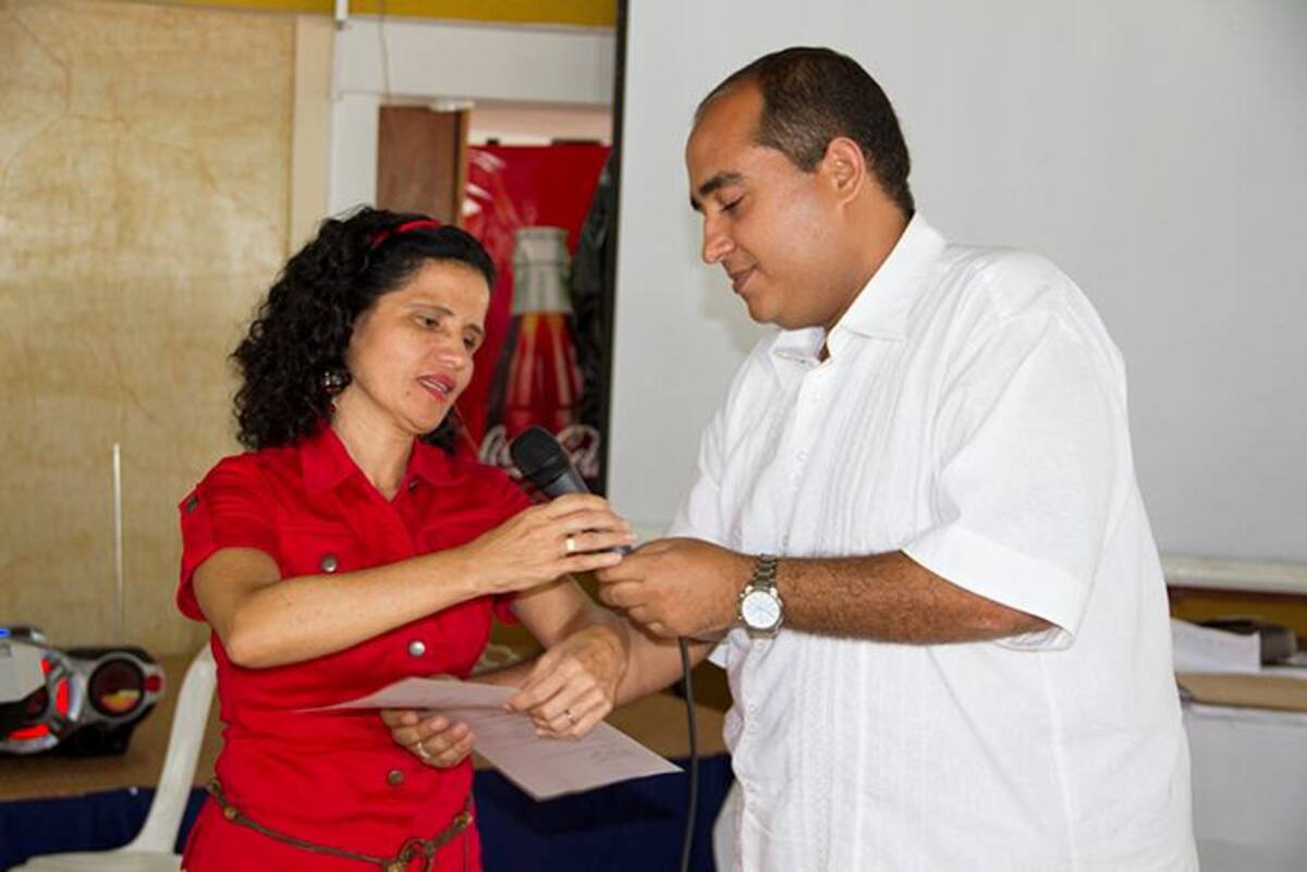 Ruth Cerro Tapia, nominado al permio “Compartir al Maestro”, recibió un reconocimiento de parte del Secretario de Educación, Javier Posada Meola. Cortesía