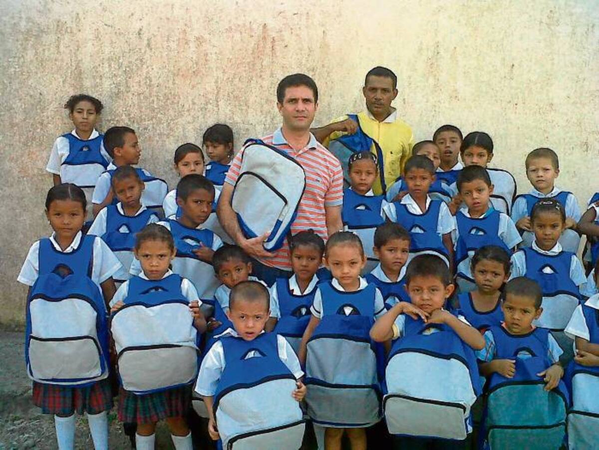 El secretario de Educación, Edgar Ramos, con los niños a quienes les entregaron los paquetes escolares.
