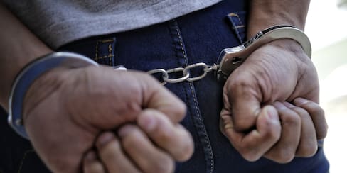 Extranjero fue captado presuntamente abusando a menor en un balcón: lo capturaron