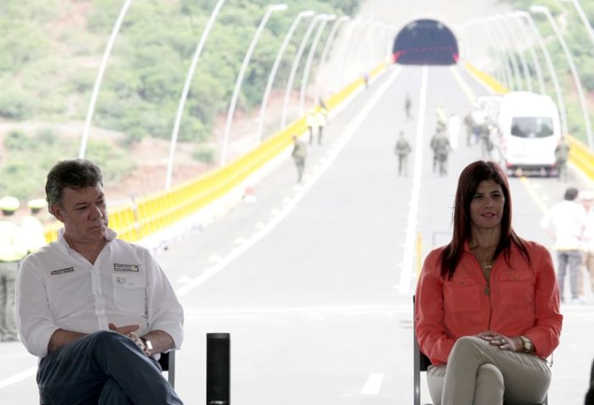 El Presidente de la República, Juan Manuel Santos, y la ministra de Transporte, Natalia Abello Vives, inauguraron el viaducto y túnel.