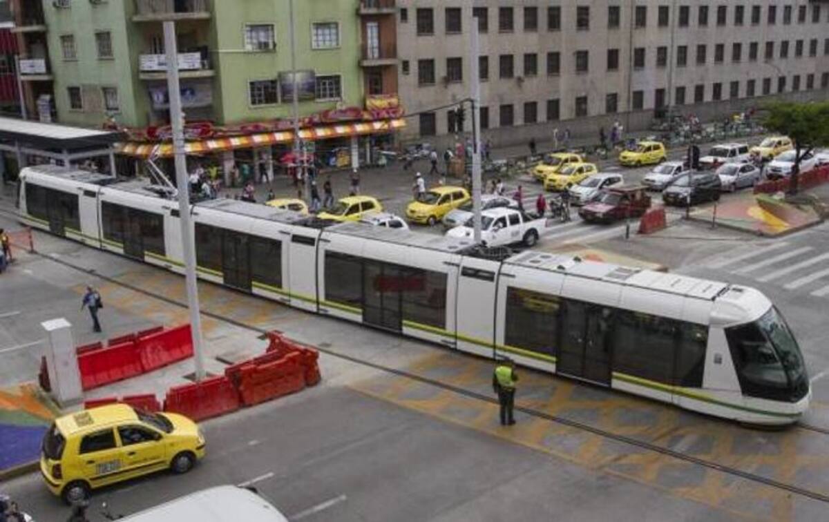 Ver tranvía rodando por las calles de Medellín emociona y marca un hito en la evolución del Sistema de Transporte Masivo. COLPRENSA