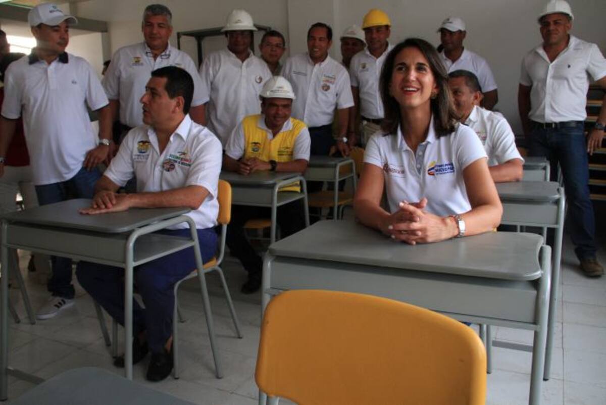 El alcalde de Turbana, Senén Cantillo; la ministra de Educación Yaneth Giha Tovar; el gobernador Dumek Turbay y el gerente de Edurbe, Bernardo Pardo, recorrieron la obra ayer. Zenia Valdelamar/ El Universal