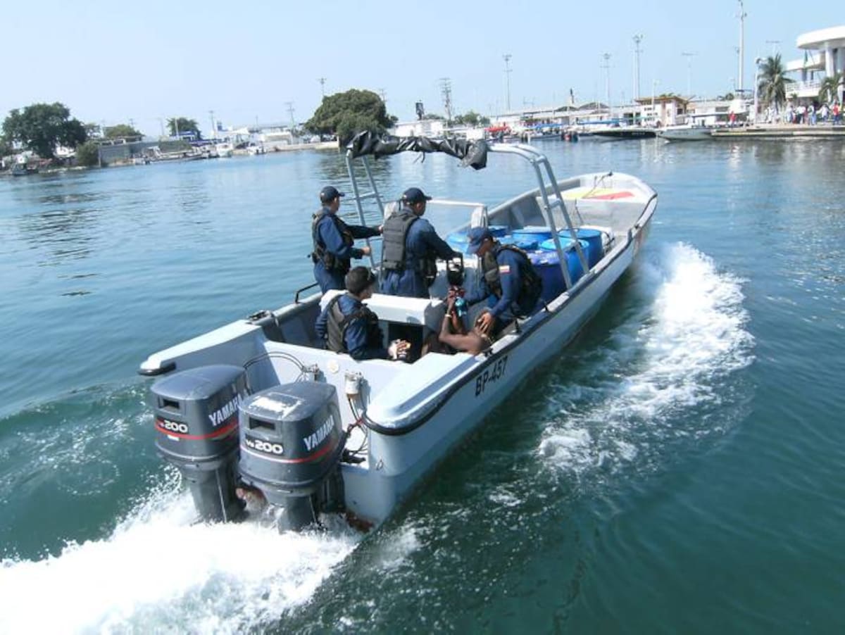 Unidades de guardacostas trasladan a pescador herido con dinamita. Cortesia