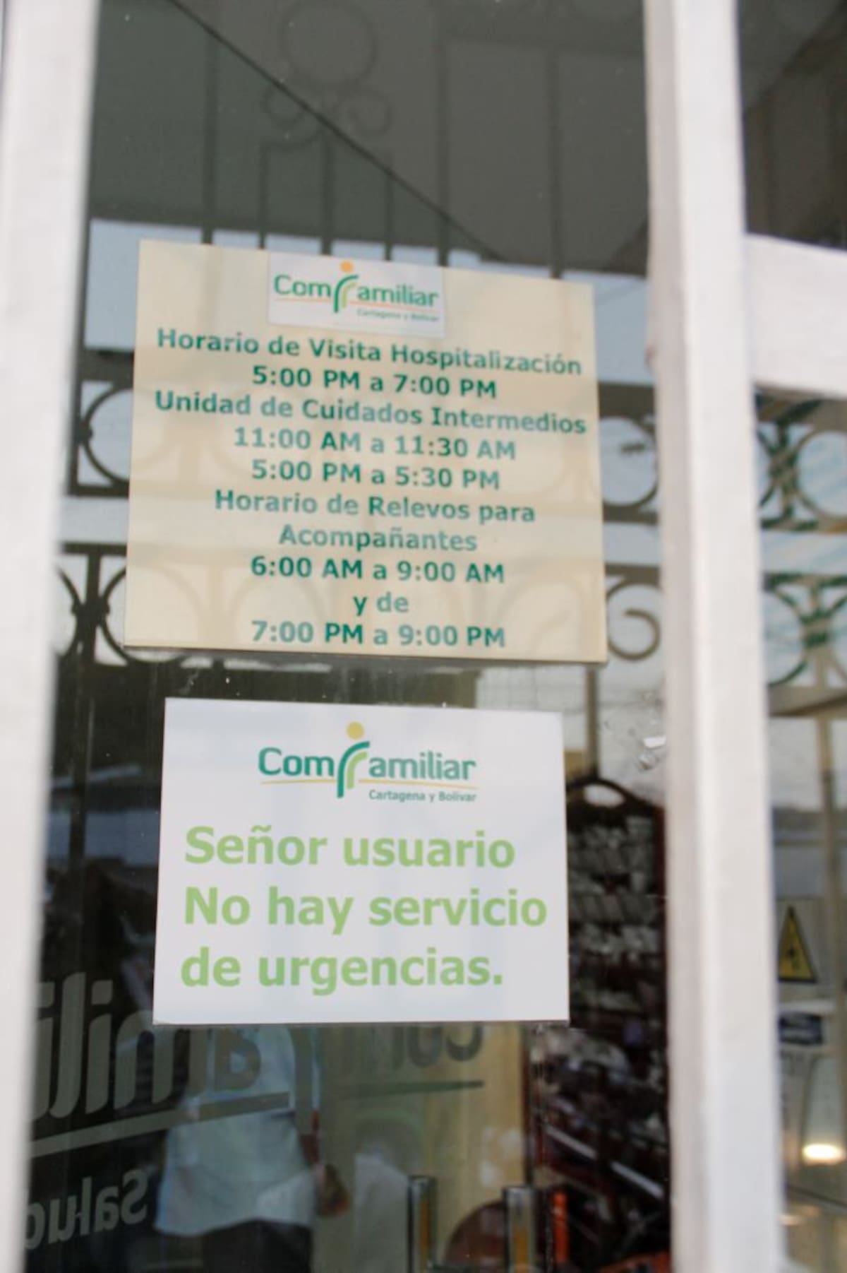 Aviso que reposa en la puerta de la clínica de Comfamiliar Santiago Preciado / eluniversal.com.co