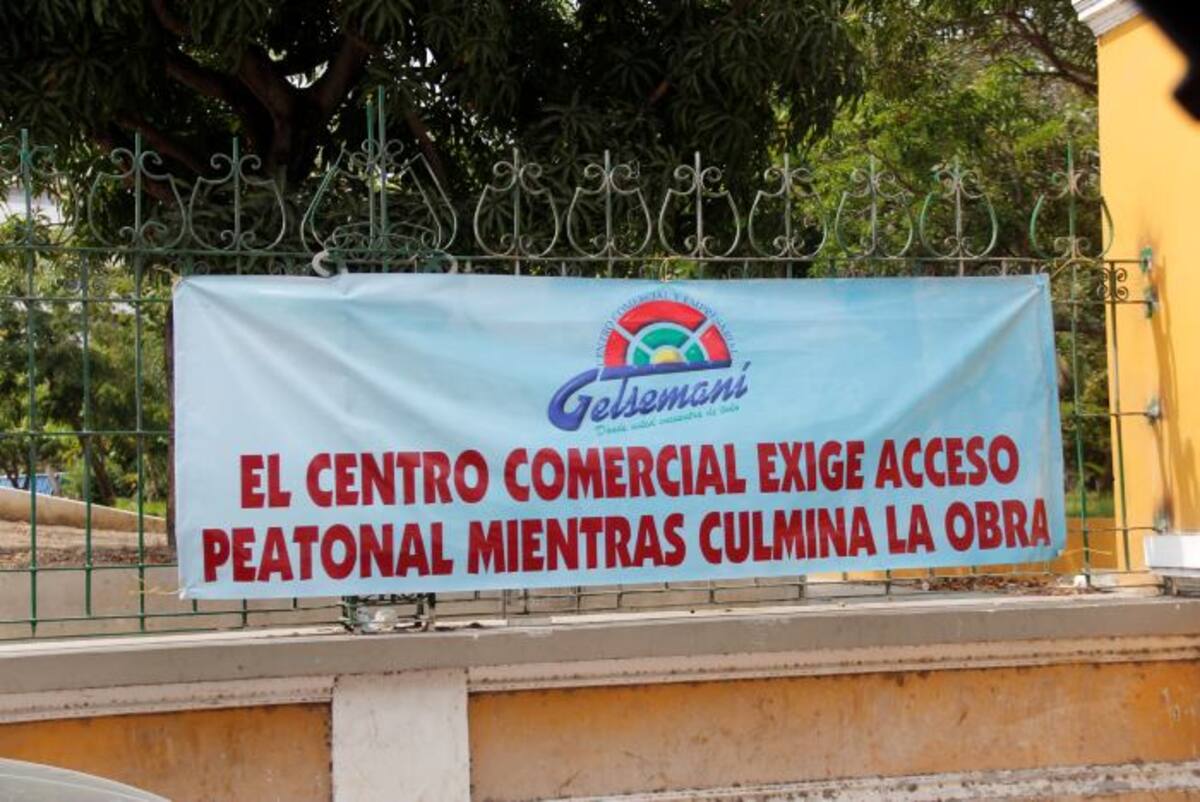 La petición la hacen los propietarios de los locales del Centro Comercial Getsemaní a través de pendones que colgaron en las rejas del parque. EL UNIVERSAL