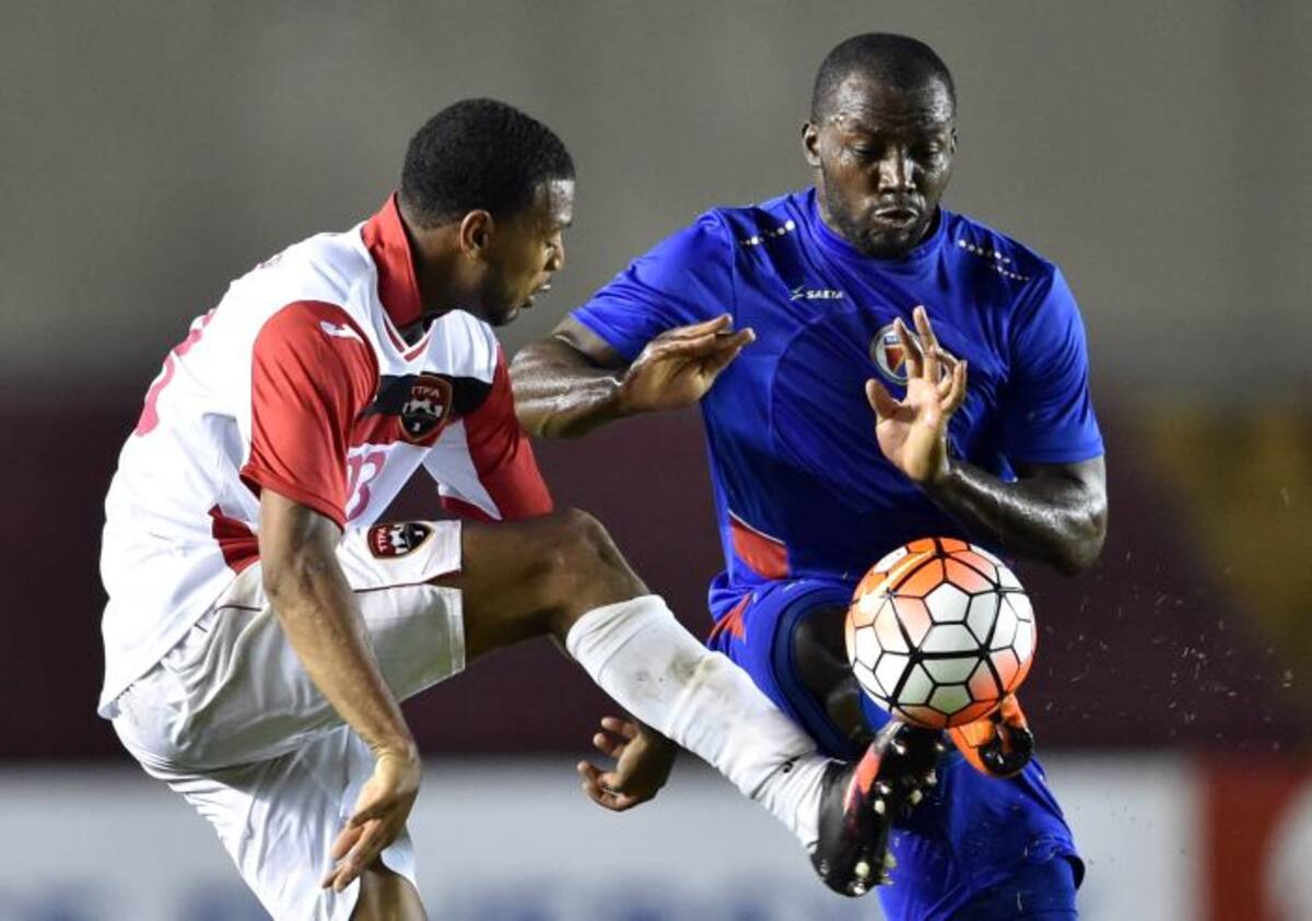 Jean-Marc Alexandre (R) de Haití compite por el balón con Lester Peltier de Trinidad y Tobago durante un desempate para el torneo de la Copa América 2016, en el Estadio Rommel Fernández en la Ciudad de Panamá el 8 de enero de 2016. AFP