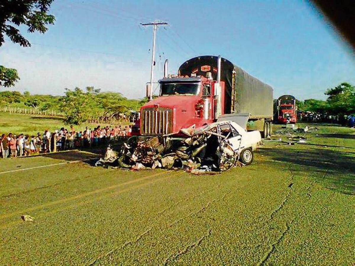 Por el fuerte impacto, el vehículo en el que se movilizaban las hermanas Navarro quedó destruido