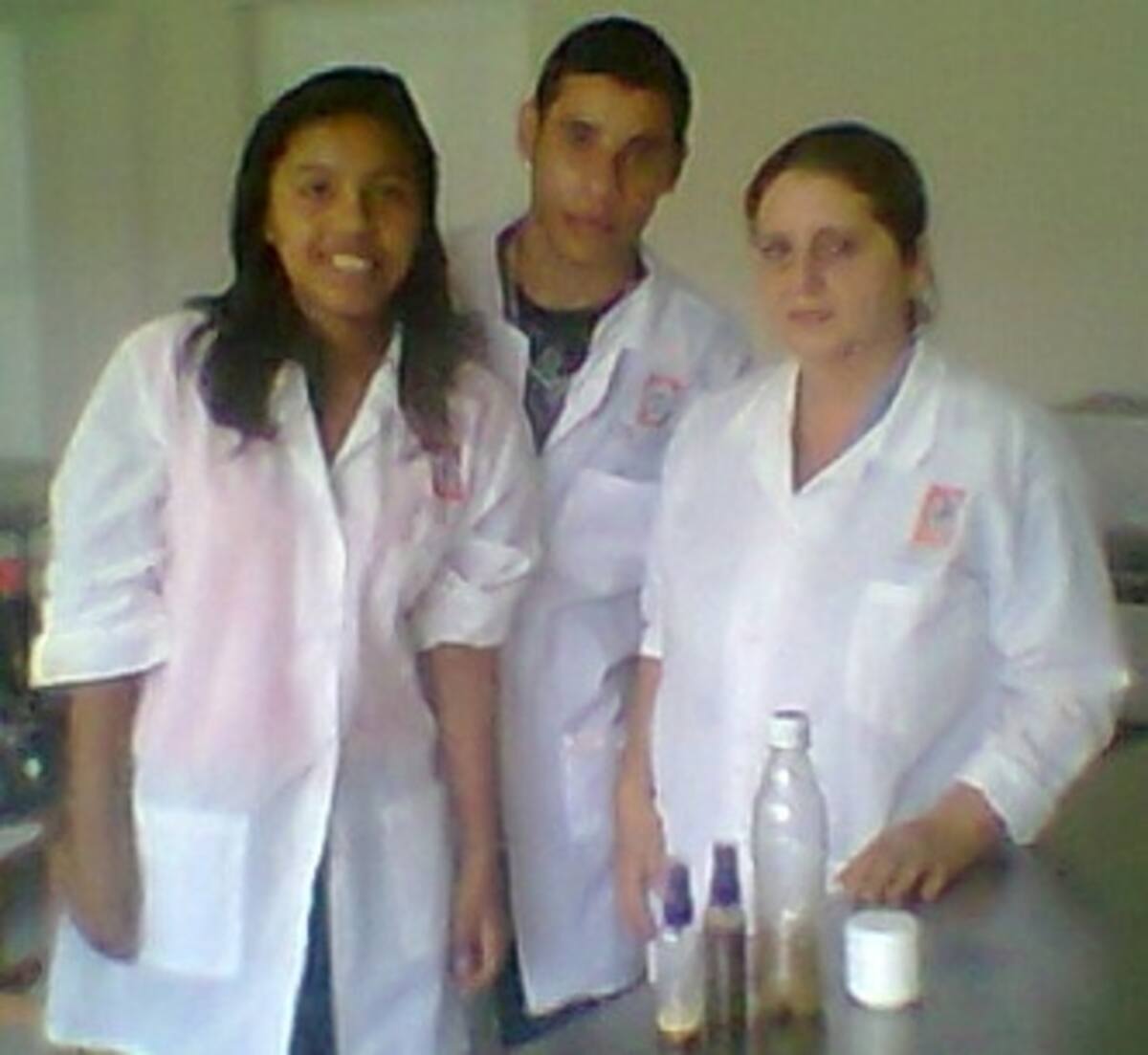 Los estudiantes María Díaz Vásquez y Jeifer Olarte Arroyo, con la docente que los asesora en la Idea de Negocios Ecopega que presentarán en la VII Muestra de Expoenrendedores de la Universidad de San Buenaventura Cartagena.