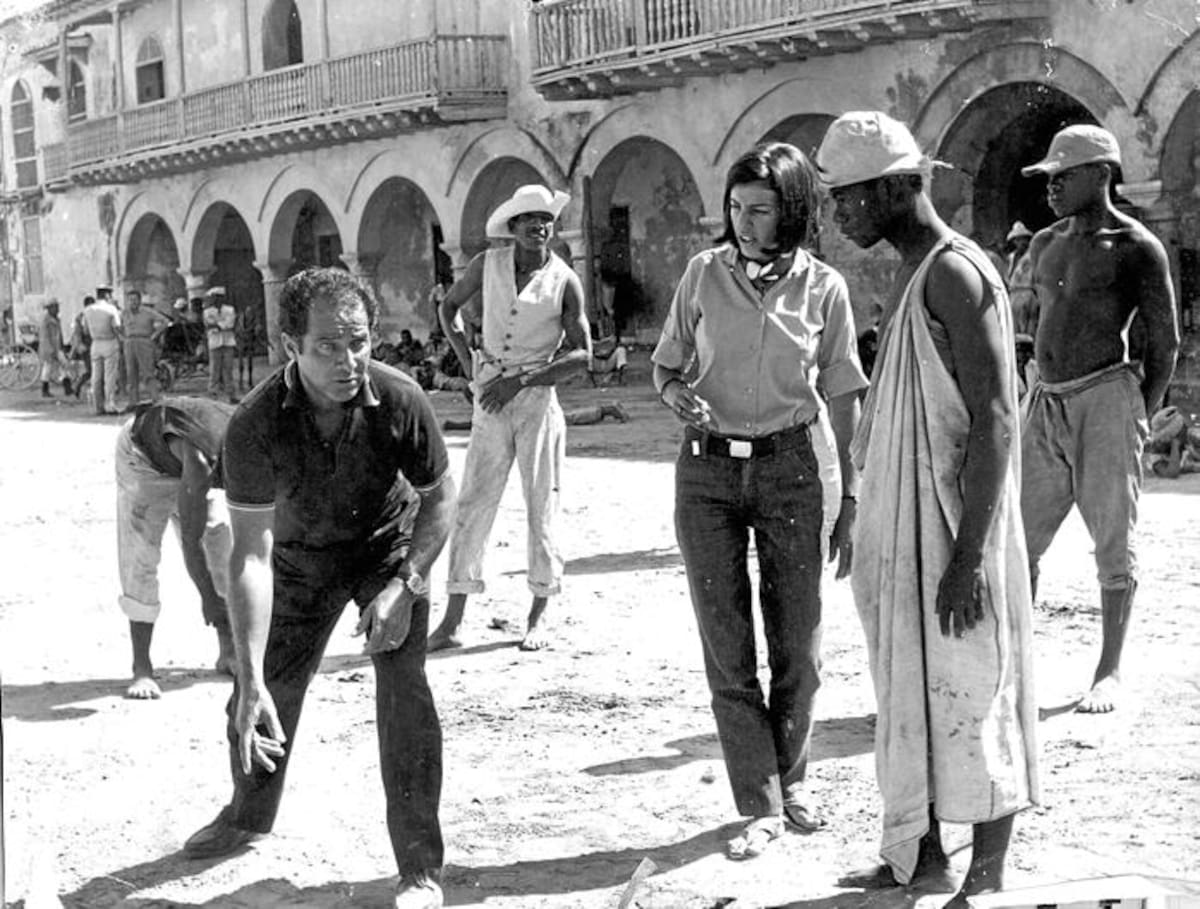 El director de cine italiano Gillo Pontecorvo en una tregua de filmación de Quemada en la Plaza de la Aduana, en 1968.