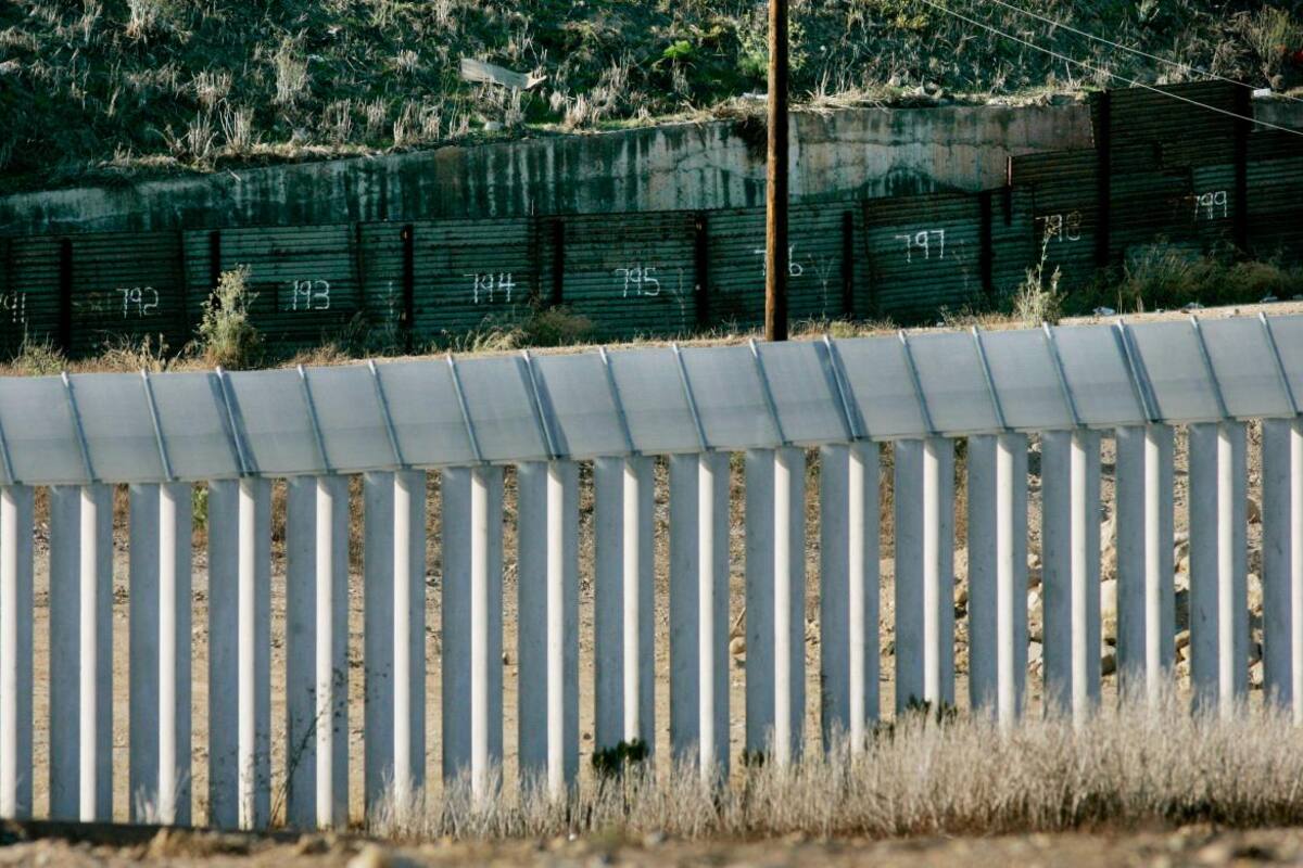 Padres de las niñas ecuatorianas lanzadas por muro fronterizo viven en EEUU