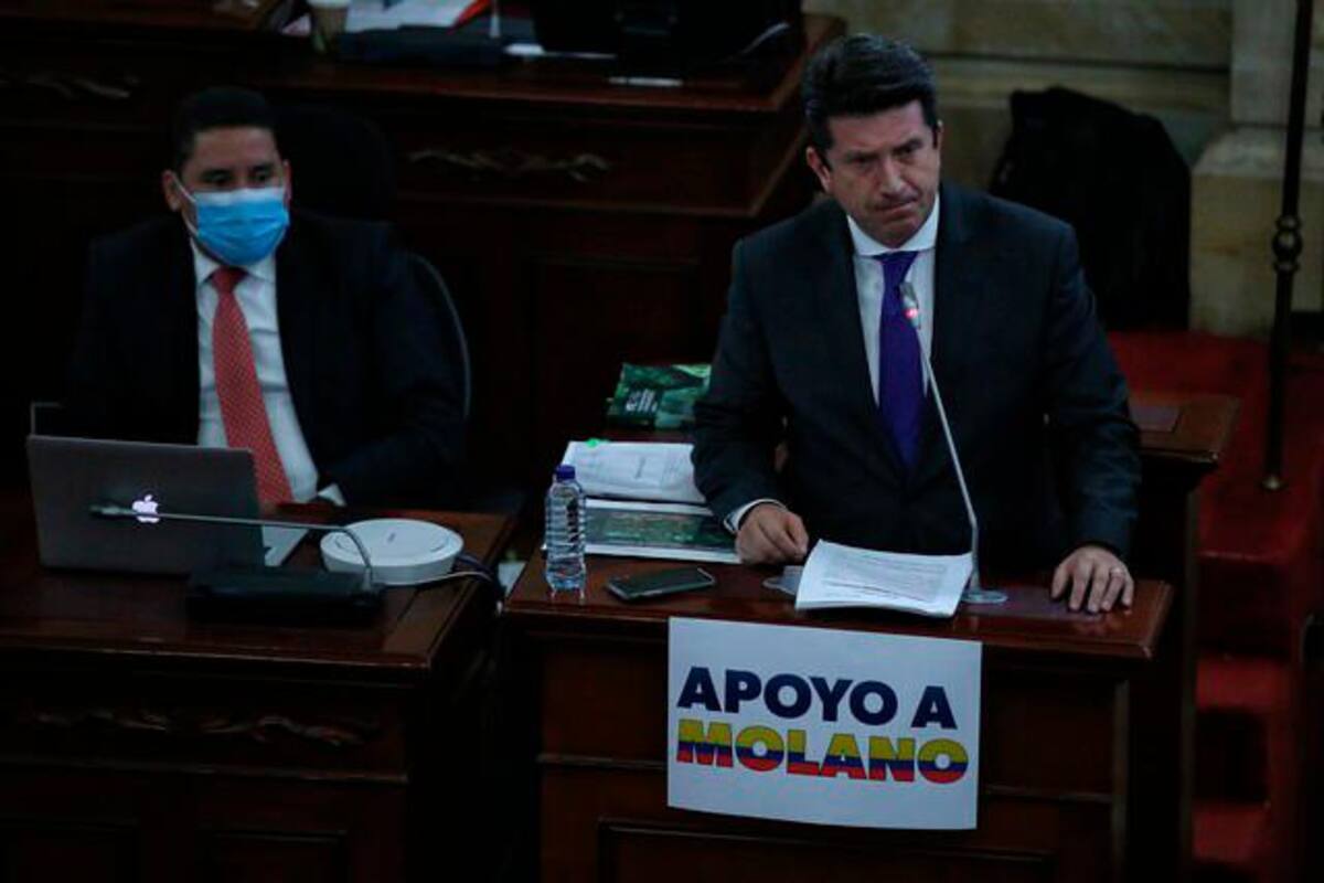 Sigue agitada la controversia por ministro de Defensa en el Congreso