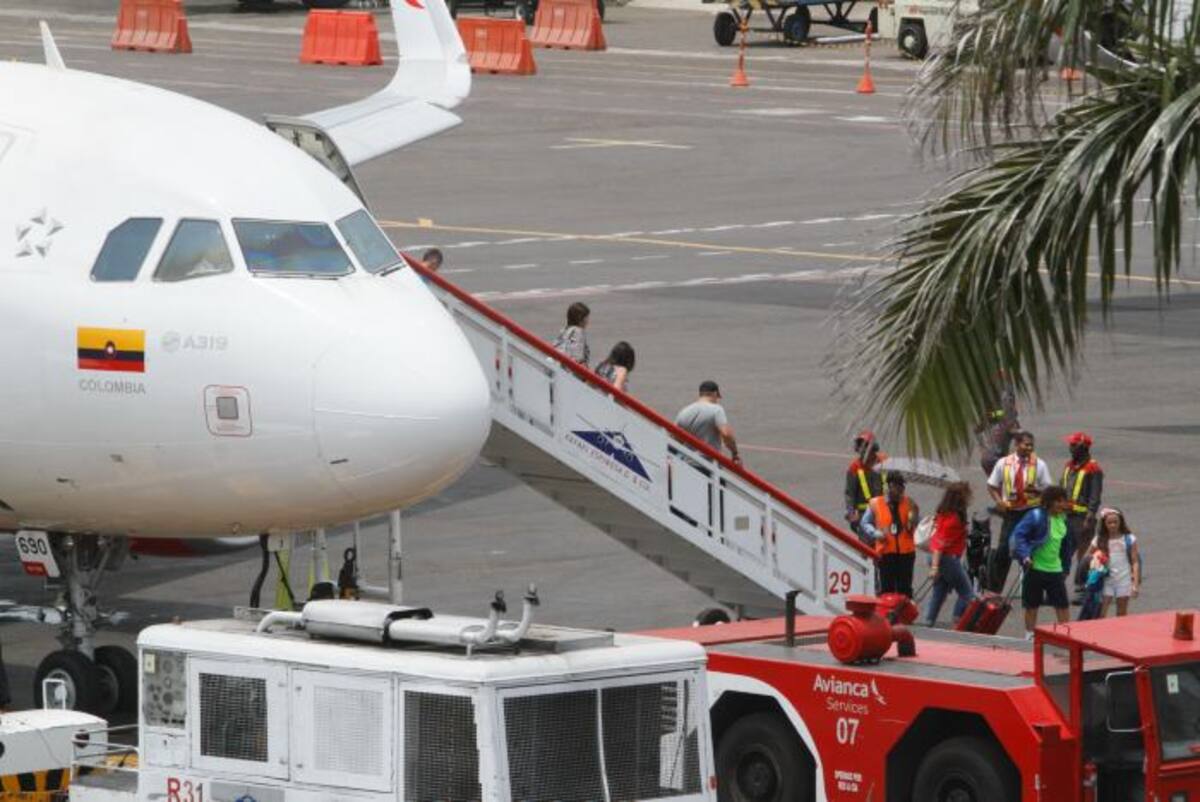 La reducción de 54 dólares en la tasa aeroportuaria internacional se verá reflejada en el valor de los tiquetes. Archivo