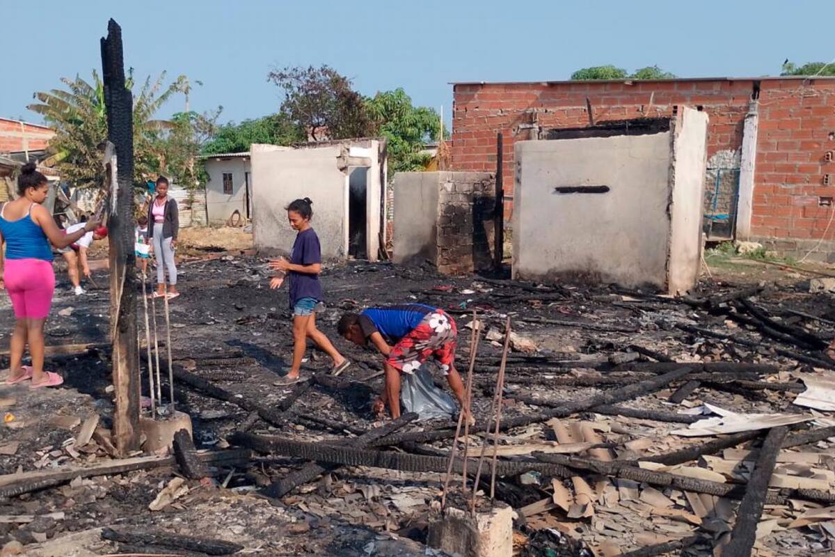 Fuerte incendio en El Pozón arrasó con 4 casas y dejó en la calle a 11 niños
