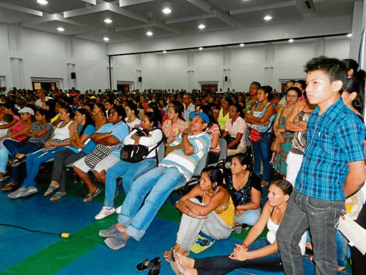 Monterianos interesados en el tema de subsidios de vivienda.