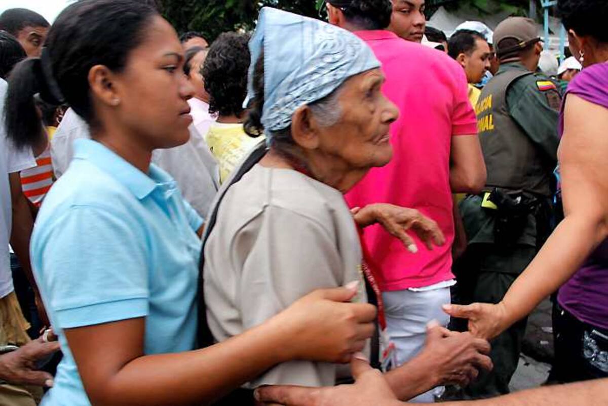 Muchos ancianos debieron soportar empujones para poder sufragar. ZENIA VALDELAMAR-EL UNIVERSAL