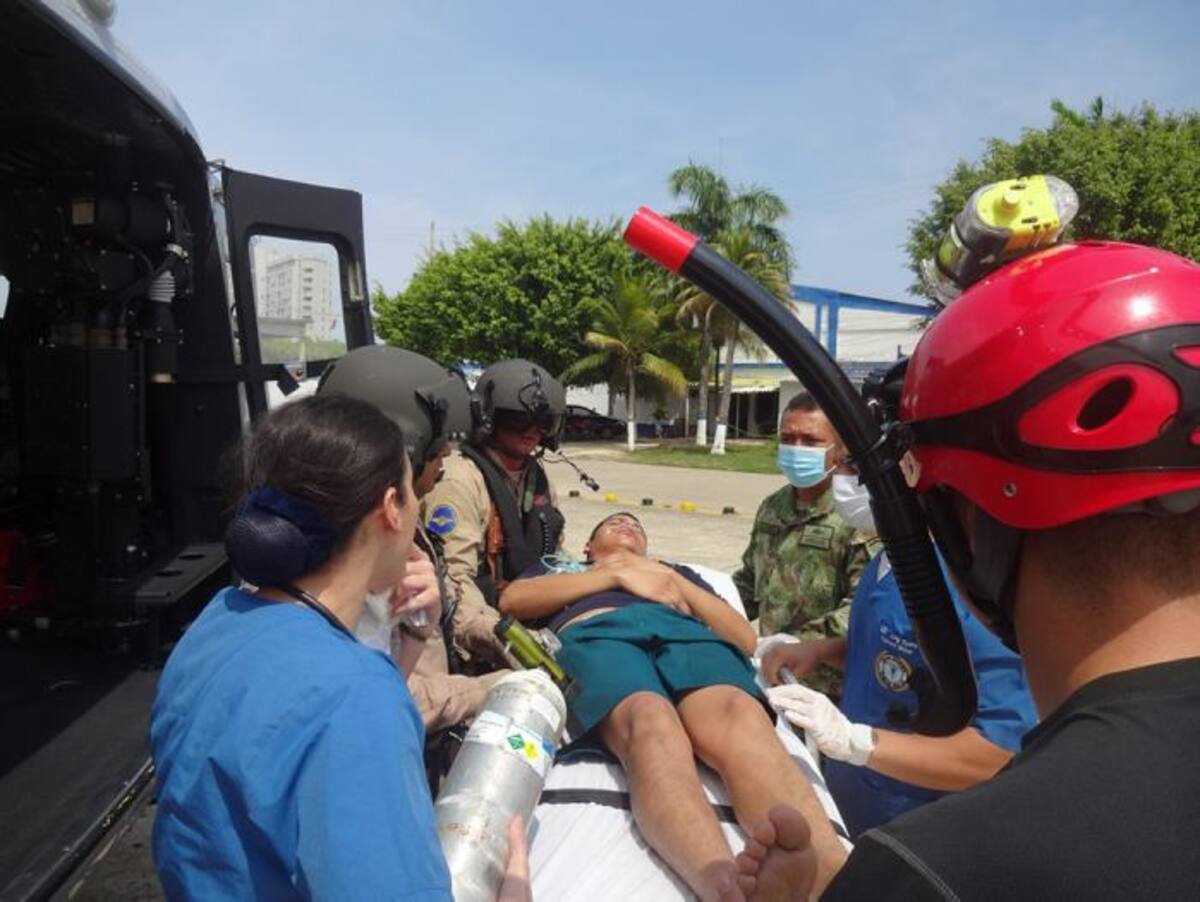El oficial peruano fue recibido por una ambulancia y posteriormente fue remitido al Hospital Naval. ARCHIVO
