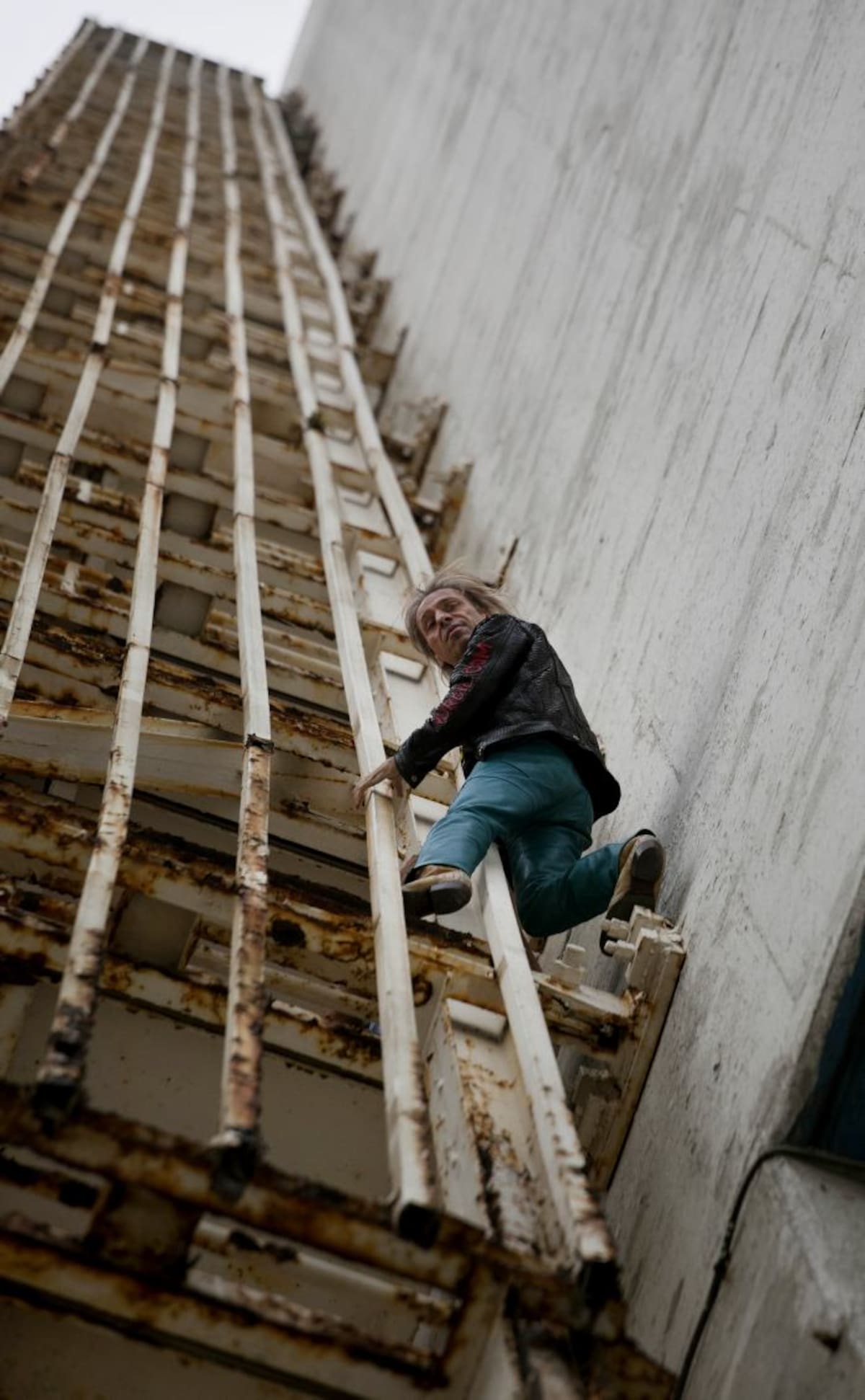 Alain Robert escaló el Hotel Habana Libre. AP