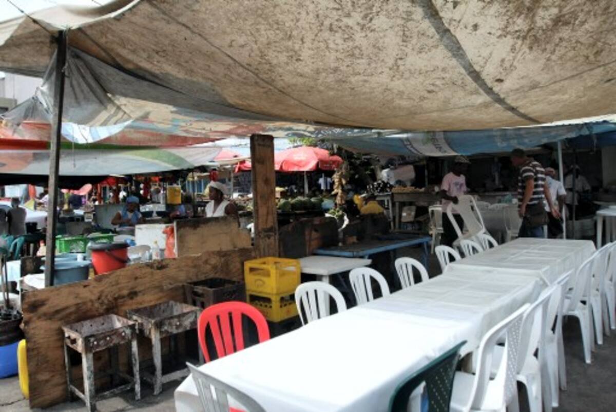 El Distrito dice que los informales que no acuerden su salida de las zonas peatonales serán retirados mediante diligencia policial. La Alcaldía dice que estos negocios no pueden seguir funcionando en este sitio, dado que la manipulación de alimentos en espacio público está prohibi-da. AROLDO MESTRE - EL UNIVERSAL