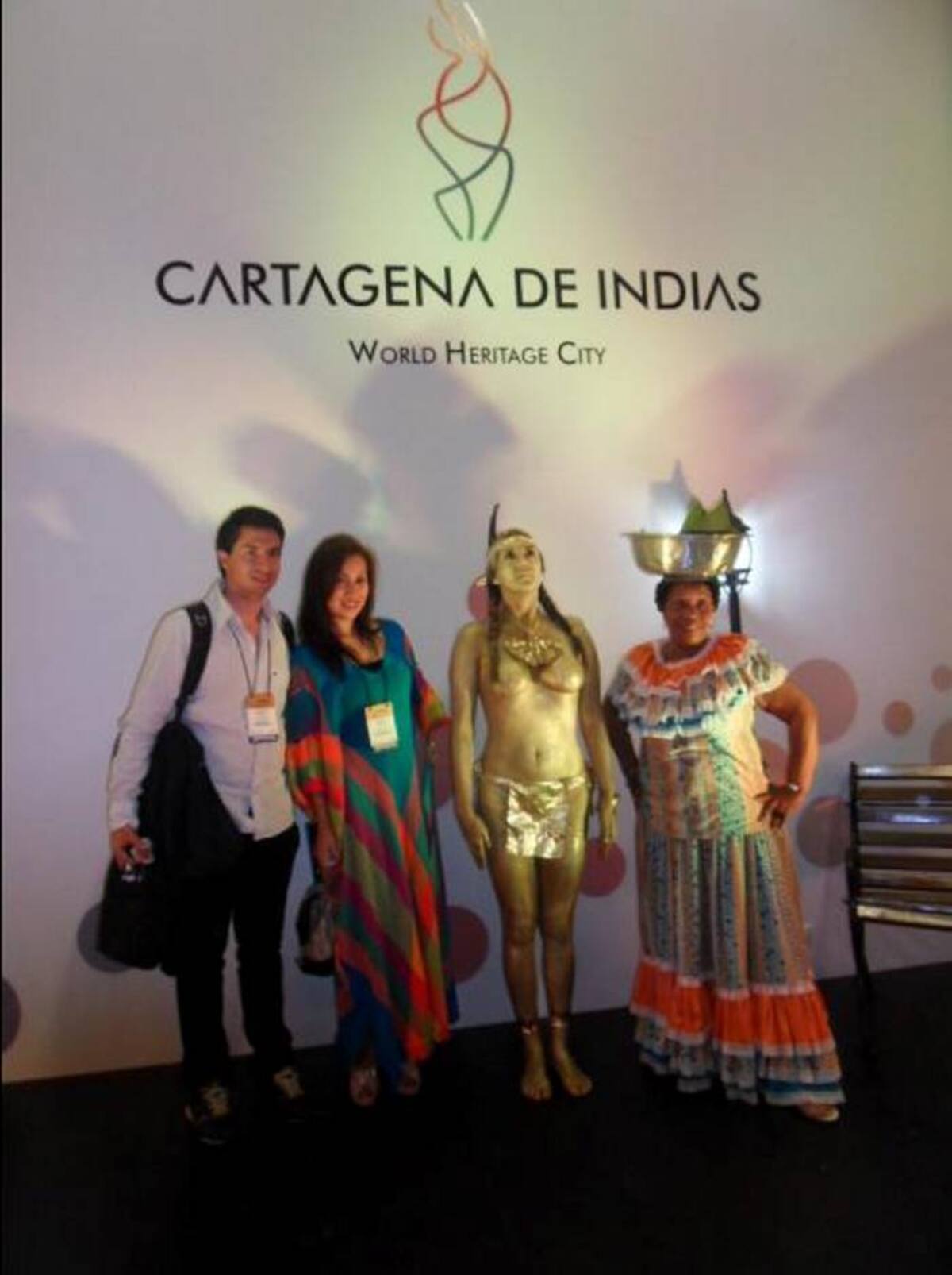 La imagen corresponde a la India Catalina y a la vendedora de frutas, modelos acordadas por la Corporación. Cortesia