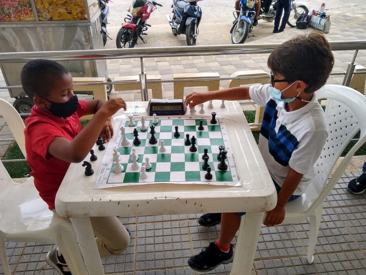 Isaac Ramírez Yepes (lentes) enfrenta a Emmanuel Ospino Ruiz, en la categoría Sub-10.