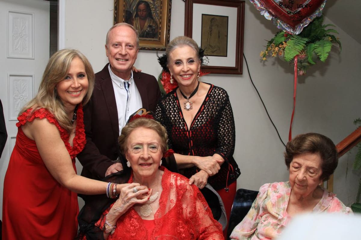 De pie: Judith, Germán y Evelia González Porto; sentadas: la cumplimentada, Judith Porto de González y Aida Porto de Gerdts.