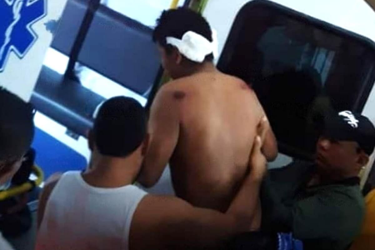 Motociclista perdió el control de su moto, arrolló a un peatón y murió