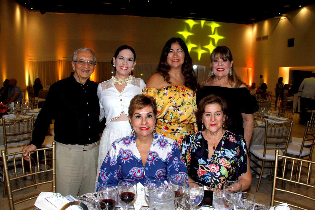 De pie: Jorge de la Ossa, Carmen Navarro, Linda Ramos, Ángela de Quessep; sentadas: María Consuelo Arrieta y Gladis de Amín.