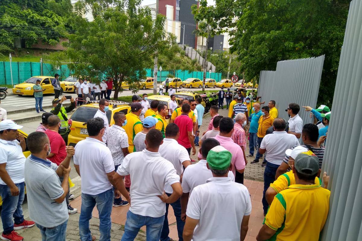 Taxistas de Sincelejo realizan plantón frente a la Alcaldía