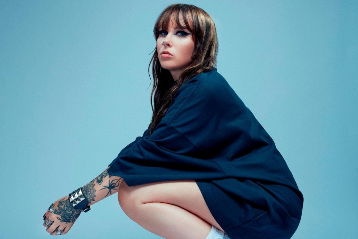 El fenómeno británico Kenya Grace lanza “Strangers”