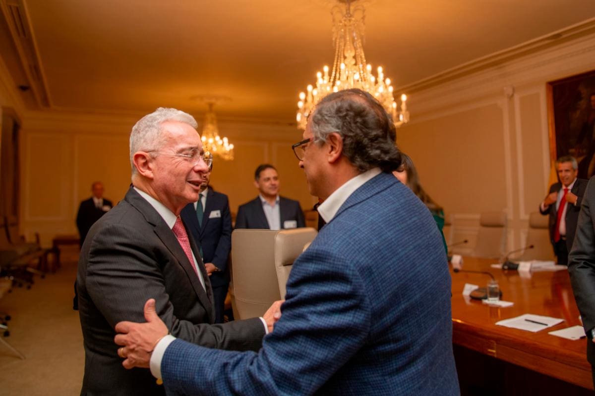 Avanza reunión entre Petro y Uribe sobre reforma a la salud
