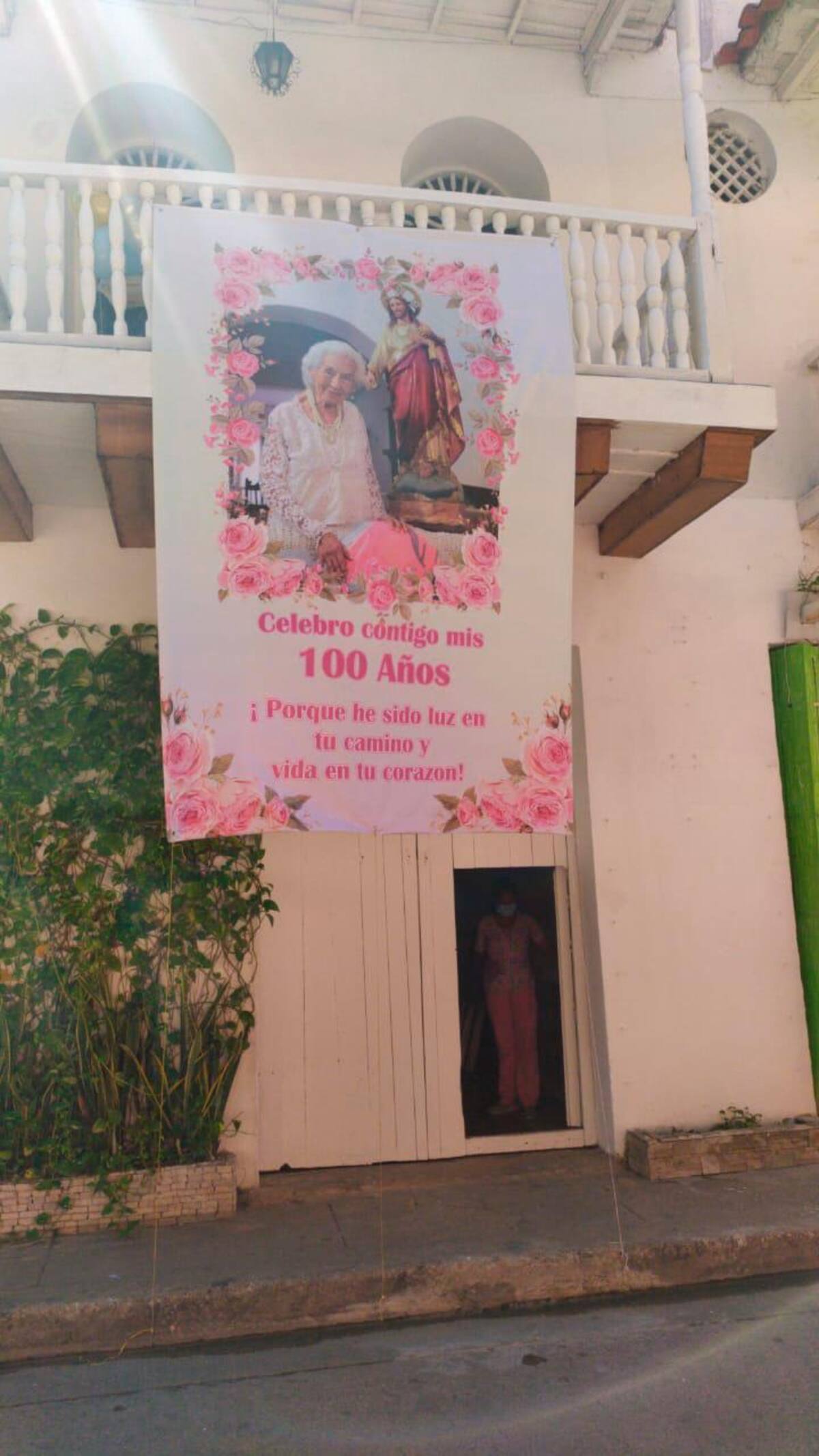 Un pendón con su mejor agradecimiento, cuelga del balcón de su vivienda.