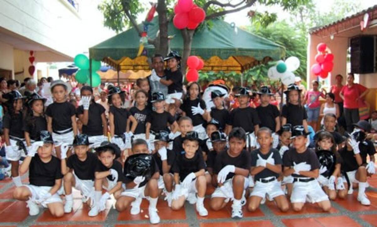 Grupo de estudiantes de la sede Ana María Pérez Otero hicieron una coreografía especial.