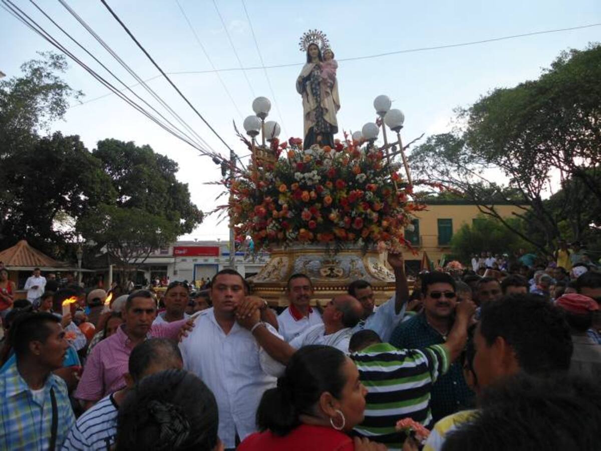 Fieles rinden culto a la Virgen del Carmen. LILA LEYVA - EL UNIVERSAL
