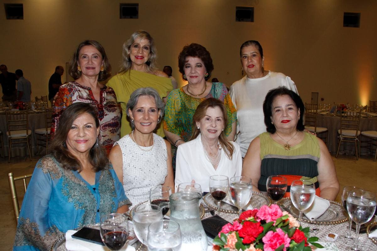 Rocío de Tirado, Marta Vélez, Loli de Curi y Gina Benedetti; sentadas: Miriam de Espinosa, Juanita de Otoya, Beatriz Delvalle y Linda Porto.