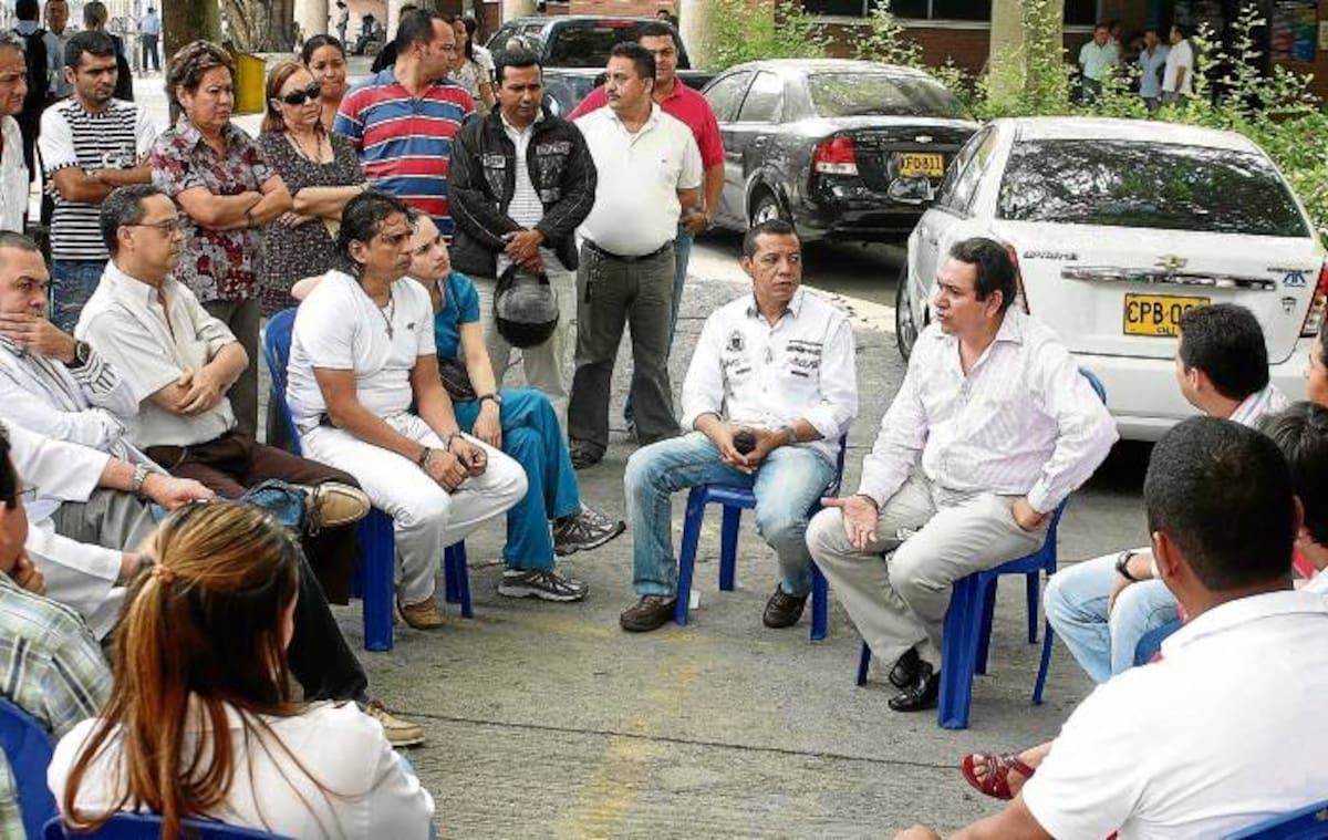 Los médicos y trabajadores se reunieron con el Secretario de Salud Departamental en la mañana de ayer. MANUEL SANTIAGO PÉREZ/EL UNIVERSAL/
