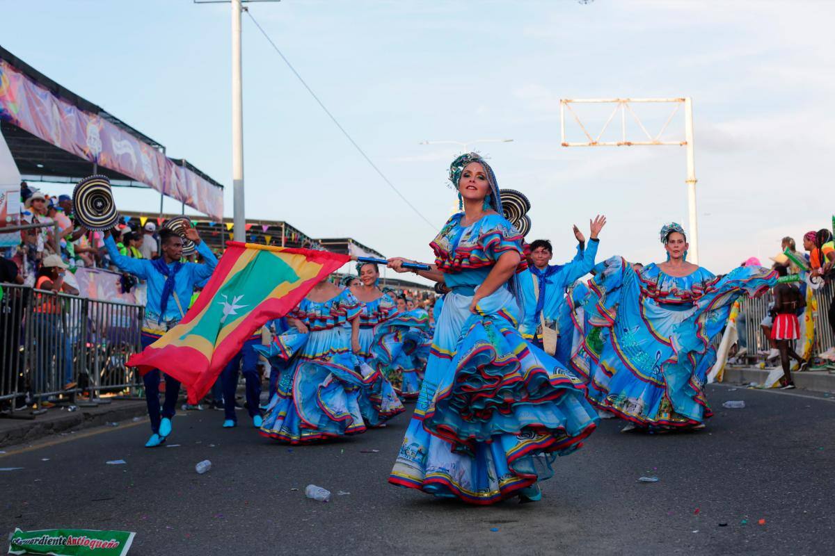 Con alegría y baile, las comparsas vivieron el Desfile de Independencia