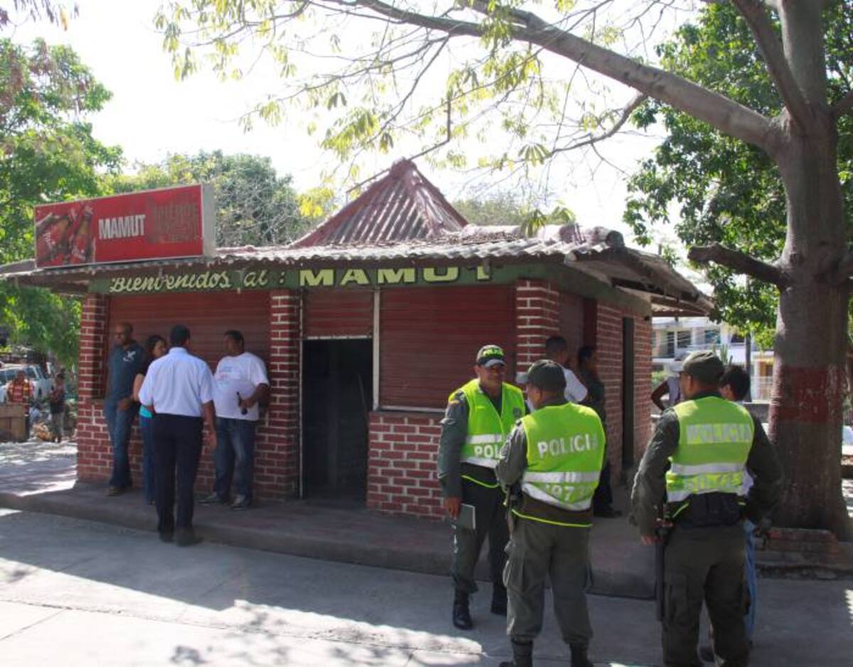 El proceso para restituir el espacio público que estaba ocupado por este kiosco se inició en 2010 y terminó ayer con la demolición del negocio. La diligencia obligó al administrador del sitio a sacar los enfriadores, bebidas y demás productos que estaban dentro del negocio. ZENIA VALDELAMAR – EL UNIVERSAL