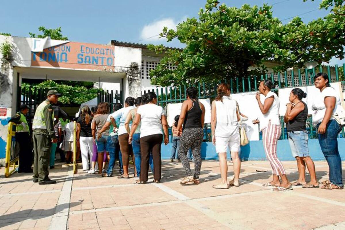 Extensas filas hubo en algunos puntos de votación.