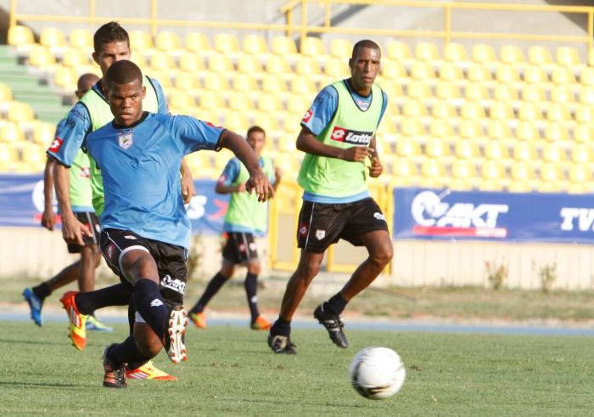 Real Cartagena realizó ayer su entrenamiento habitual en el estadio Jaime Morón y el técnico Mario Vanemerak ratificó la titular para enfrentra el domingo al Tolima. Julio Castaño-El Universal