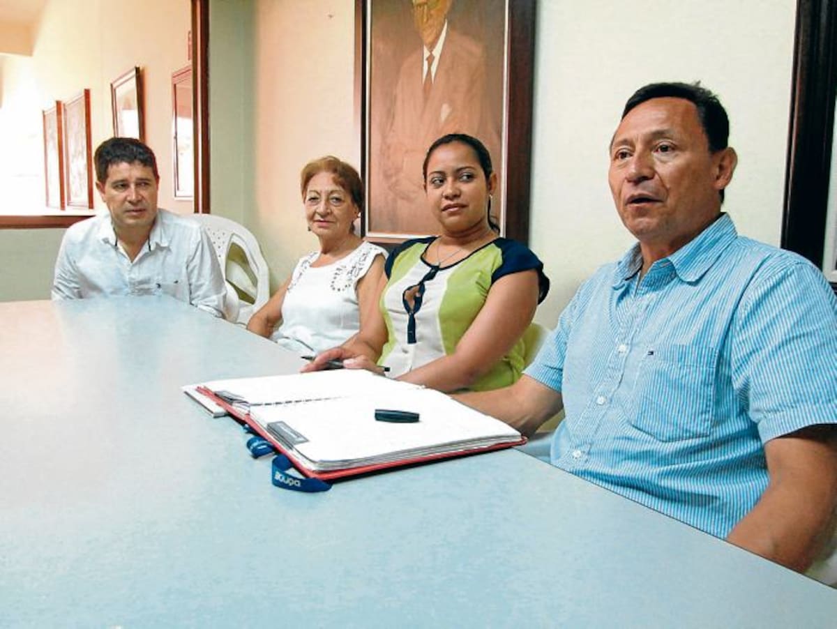 Residentes del Edificio Cristóforo Colombo: el comerciante Henry Rodríguez Coy (a la izquierda), María Inés Moreno Baquero, Tatiana Zúñiga Hernández, administradora y representante legal de la mencionada copropiedad, y el ingeniero electrónico Hugo Neissa Casas. PEDRO TORRES, GENTE BAHÍA - ELUNIVERSAL.COM.CO