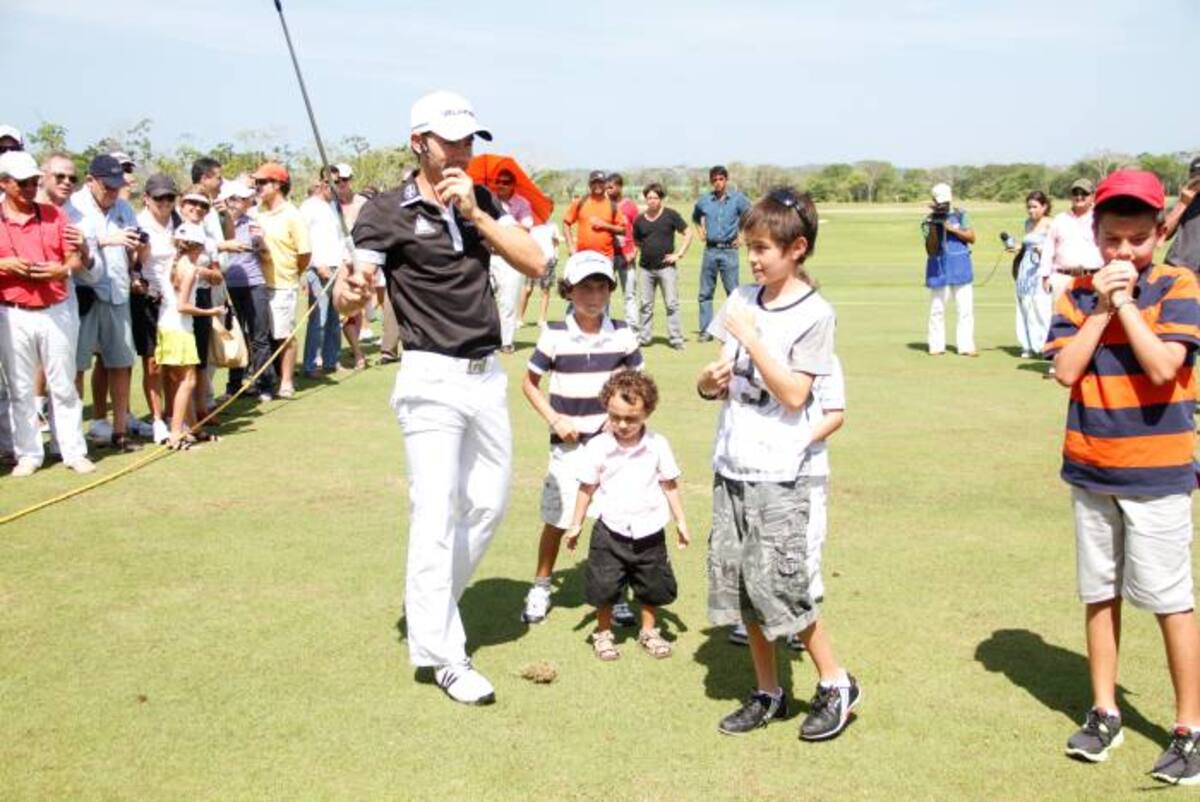 Camilo Villegas durante la clínica de golf que dictó en el Karibana Beach Golf Condominium. Óscar Díaz Acosta-El Universal